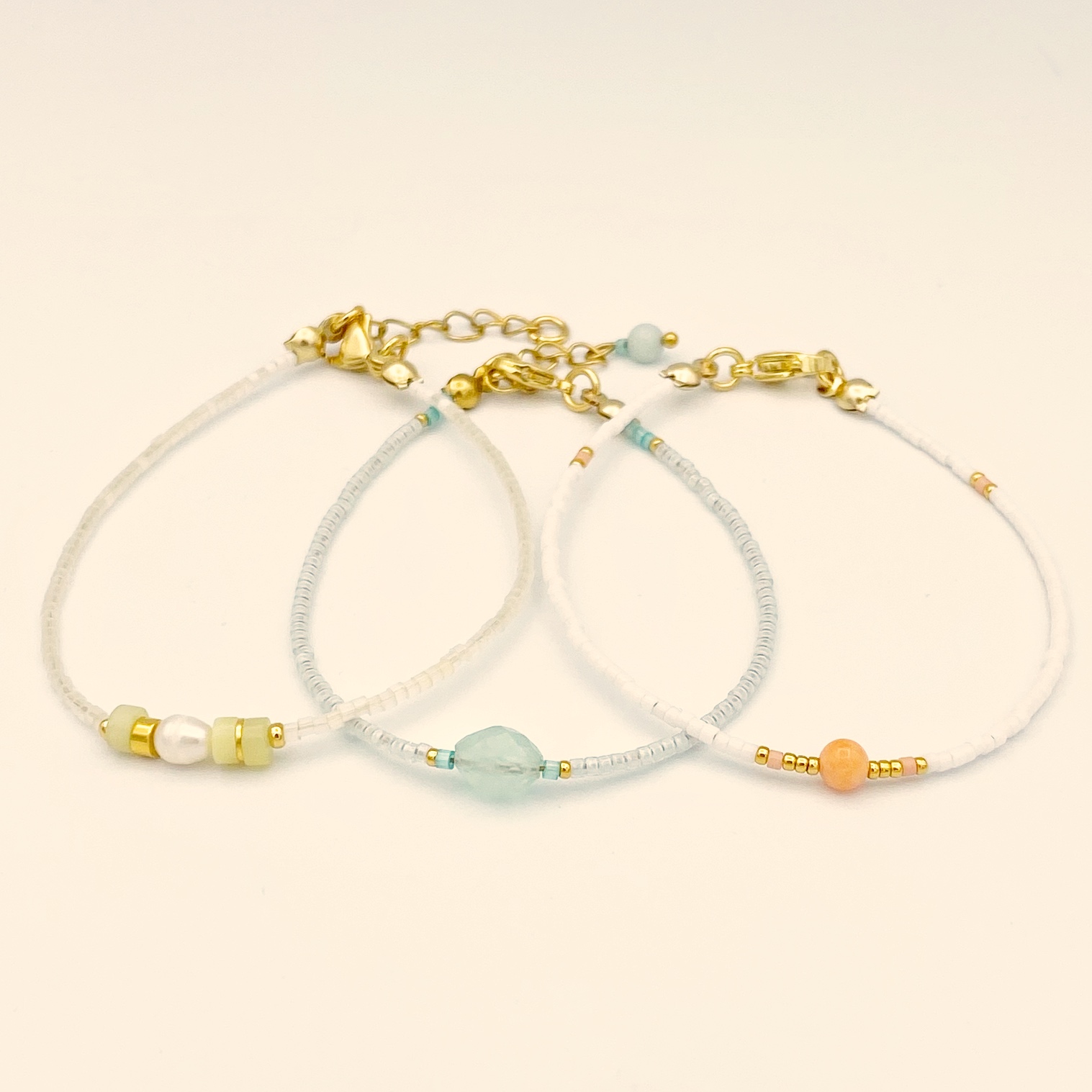 Drie fijne armbandjes met kleurige kralen